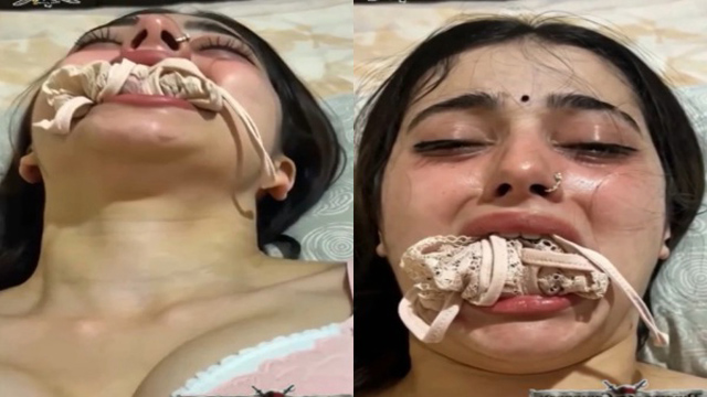 Muh mai panty daba chut chudwaati bhabhi ka